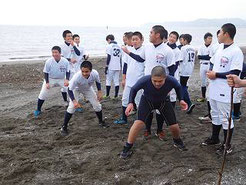 海へ着くと成澤コーチと青木ヘッドコーチから浜辺で走塁のスタートダッシュを教わりました。
