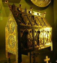 Une pièce du trésor de Saint-Marcel : châsse-reliquaire en cuivre et en émail champlevé (début XIIIème s.) exposée à New-York en 1996.