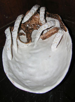 piatto di ceramica da portata con polpo fatto interamente a mano