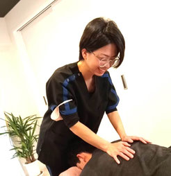 原因を確認しながら細かく施術を行い、施術前後の変化を確認します
