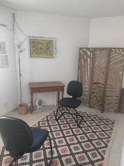 Salle pour les consultations en accompagnement psycho-corporel, aide psychologique, art-thérapie évolutive, diététique, massage, réflexologie plantaire, shiatsu, sophrologie