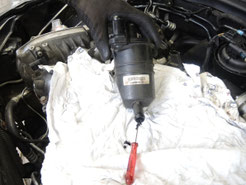 Verstopfter Motorölabscheider einer Pkw-Kurbelgehäuseentlüftung.
