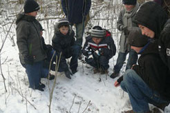 Bei Kälte und Schnee begaben sich die Kinder auf Spurensuche.