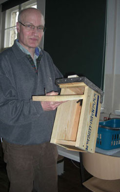 Christoph Knappe vom NABU Plaußig- Portitz hat den Kauf der Kamera mit einer Spende möglich gemacht und bei der Installation in der Grundschule geholfen. Foto: NABU Plaußig-Portitz