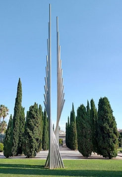 El  monumento a Ausiàs March situado en los emblemáticos Jardines del Real, popularmente conocidos como Viveros. Es una obra que, más allá de ser una simple estatua figurativa, constituye un homenaje moderno y abstracto al insigne poeta valenciano.
