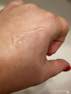 Consistenza del gel maschera viso geomar sul dorso della mano