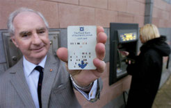 James Goodfellow avec une carte de retrait perforée.