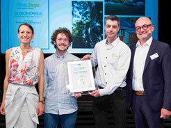 Leute bei Preisverleihung