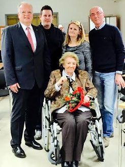 V.l.n.r.: Bgm. Prim. Dr. Reinhard Resch, GR Thomas Jascha, SRin Margareta Deißenberger, DSAin Susanne Spillauer, Prof. Ewald Sacher. Foto: zVg