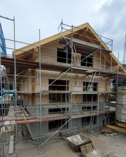 Massivholzhaus mit Wohnkeller - Holzhaus Baustelle am Hang 