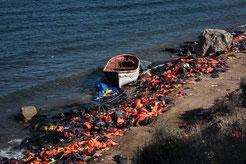 Schwimmwesten und gestrandete Boote am Strand von Lesbos