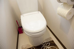 深夜にトイレの水が詰まったとのことで修理依頼