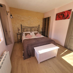 Chambre d'hôtes Roseraie très lumineuse et chaleureuse avec mur en pierre du Quercy dans Le Lot à Salviac
