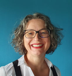 Andrea Oelmaier ist die Chefin der Tierarztpraxis Oelmaier in Rot an der Rot. Sie leitet seit 1999 die Tierarztpraxis in Rot an der Rot und eröffnete im Praxishaus 2017 die Gallery SUNNY SIDE UP. Im Garten neben der Praxis ist die Kunstinstallation AREAL 