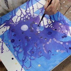 peinture violette en art thérapie avec Joelle Poret