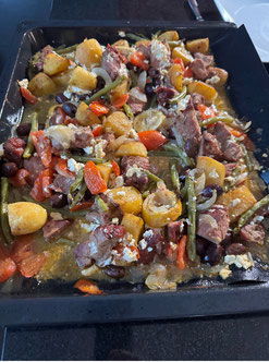 Gemischte Gemüsepfanne mit Kräuterkartoffeln, Kassler, Zitronentsatziki