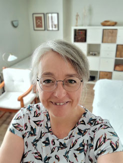 Diana Dammermann, Heilpraktikerin und Körpertherapeutin bei der Arbeit in ihrer Praxis in Heide