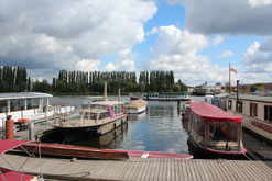Boote liegen vor Anker in Stralau, Friedrichshain in Berlin. Foto: Helga Karl