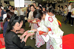 地域の小学生とともにお茶席を運営します