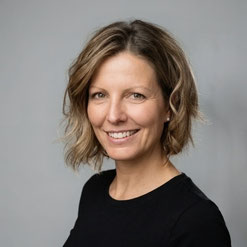 Porträt von Corina Salzgeber, Expertin für Lehrlingsbegleitung, Teamentwicklung und zertifizierte AUVA-Evaluatorin im Tiroler Oberland