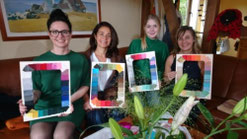 5 Damen als Skizze mit verschiedenen Outfits.