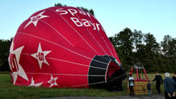 Nach der Fahrt, die Landung am Abend um 20:40 Uhr ist geglückt, der Ballon steht am Wegesrand in einer Wiese in Seidwitz, Nähe Creußen. © Copyright by Olaf Timm