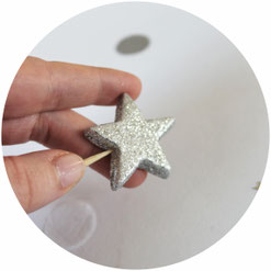 Bild: DIY Party Deko mit Styropor Sternen für Weihnachten, Silvester oder eine Winter Hochzeit selber basteln - mit dieser Idee für Cocktailstäbchen, Kuchentopper und Foodtopper aus Sternen am Spieß; gefunden auf www.partystories.de