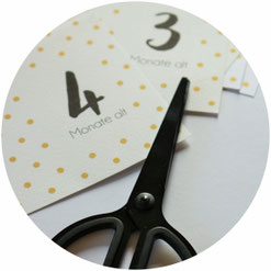 Bild: // DIY Baby Meilenstein Karten // Mit dieser Bastelanleitung und Freebie Bastelvorlage kannst Du deine ganz eigenen Baby Milestone cards als Geschenk Idee zur Schwangerschaft oder Geburt selber machen, gefunden auf www.partystories.de