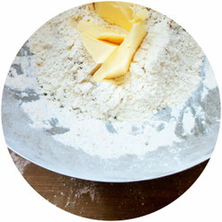 Bild: Einfaches rezept für herzhafte Scones - leckere herzhafte Scones für einen Brunch oder die Tea Party mit getrockneten Tomaten, Oliven und Schafskäse ganz einfach selber backen; gefunden auf www.partystories.de