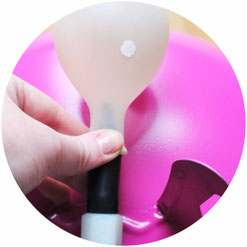 Bild: Botschaften im Konfetti-Luftballon verstecken, um Schwangerschaft zu verkünden, die Trauzeugin/Brautjungfern zu fragen, für Einladungen uvm. - einfach Freebie Botschaften ausdrucken und im Luftballon verstecken; gefunden auf www.partystories.de