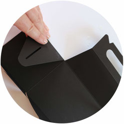 Bild: So einfach kannst Du eine DIY Kinder Aktivitäten und Spiele Box als Idee für die Hochzeit oder eine Party selber basteln. Inklusive Freebie Bastelvorlage für zum Ausdrucken als Geschenkanhänger; gefunden auf www.partystories.de