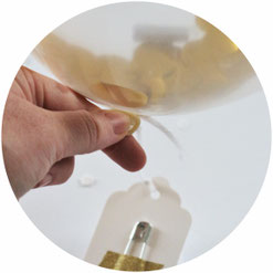 Bild: Botschaften im Konfetti-Luftballon verstecken, um Schwangerschaft zu verkünden, die Trauzeugin/Brautjungfern zu fragen, für Einladungen uvm. - einfach Freebie Botschaften ausdrucken und im Luftballon verstecken; gefunden auf www.partystories.de