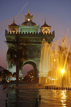 Le Patuxai à la nuit tombée, "l'arc de triomphe" laotien