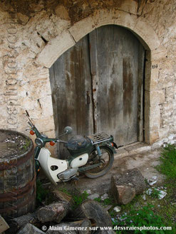 ,Portes,murs en briques,tonneau,porte en bois,mobylette,souches