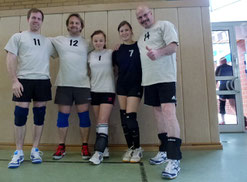 v. lks.: Sebastian, Mike, Jacqueline, Tessa und Werner genossen sieben Stunden Intensiv-Volleyball. 