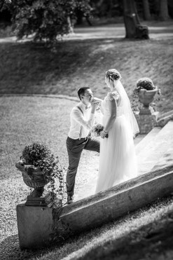 Bräutigam küsst Braut - Hochzeits Shooting mit Laura & Fabian von FOTOFECHNER auf Schloss Eldingen