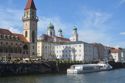Passau, Rathaus und Dom St. Stephan