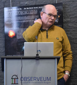 Henk Rinsma beantwoord vragen in Observeum (foto Gerhild van Rooij)