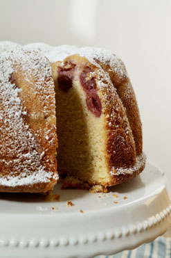 Griess-Gugel mit Kirschen