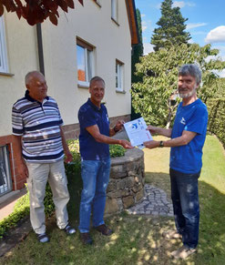 Foto: Andreas Wick, Verleihung von Urkunde und Plakette von Hans Ulrich Sprenger, zum Schwalbenfreundlichen Haus