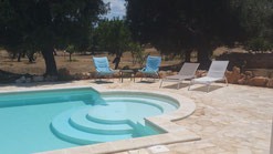 hier der Pool des schönen taditionellen apulischen Trulli nel Tempo als Ferienhaus in Apulien zu mieten