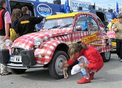 Citroën 2 cv 6 Cochonou                                 Caravane Tour de France 2005