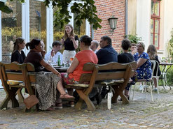 Ausklang auf der Terrasse des Wiemannshofs. Foto: Peters