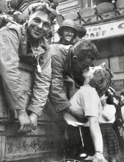 US Soldier kissing a French girl, Paris, 25 August 1944