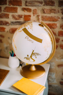 globe terrestre blanc et doré transformé en urne de mariage 