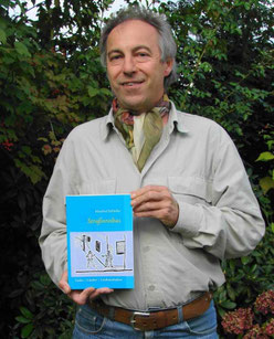 der stolze Autor mit seinem ersten Buch Straßnroibas