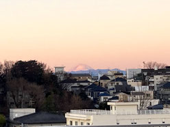 初日の出に浮かぶ富士山