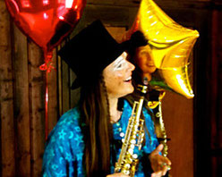 Clownin LOTTE mit Saxophon in Hamburg