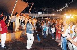 Fest auf dem Deck des Schiffs