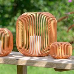 reiteiliges Windlicht-Set von formano in warmem Terrakotta-Orange mit modernen Streben-Designs – stilvolle Sommerdekoration für Garten, Terrasse oder Balkon.